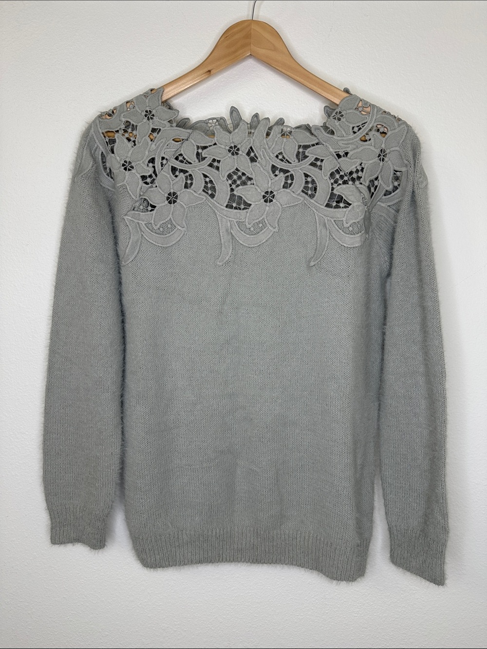 En Creme Floral Lace Neckline Fuzzy Sweater - Light Gray - NEW! Sz small/medium